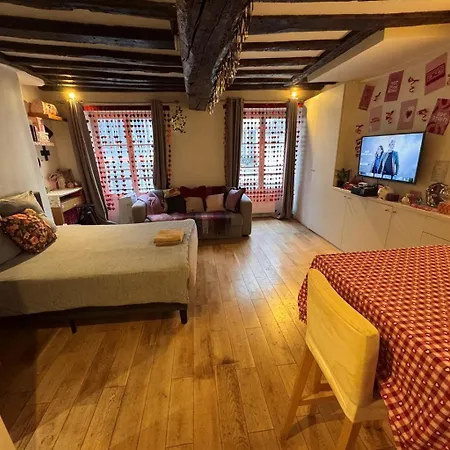 Appartement 1 Cozy In Historic 3rd Arr Near Metro Parijs