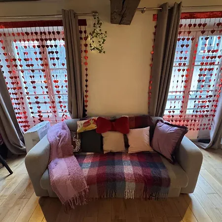 1 Cozy In Historic 3rd Arr Near Metro * Parijs